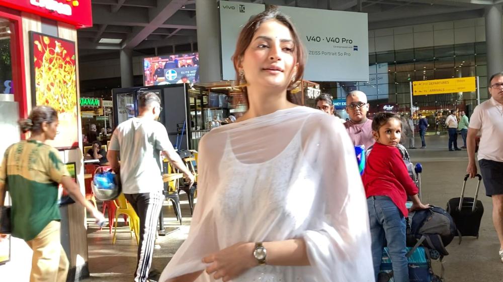 palak-tiwari-was-spotted-at-the-airport-upon-her-arrival-looking-stylish-and-effortlessly-chic